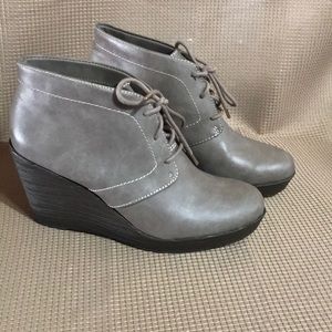 Dr. Scholl’s Wedge Booties 🥾